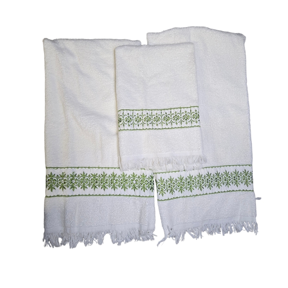 Vintage Royal Family By Cannon Mid Century Green Embroidery Bath/Hand Towel Set